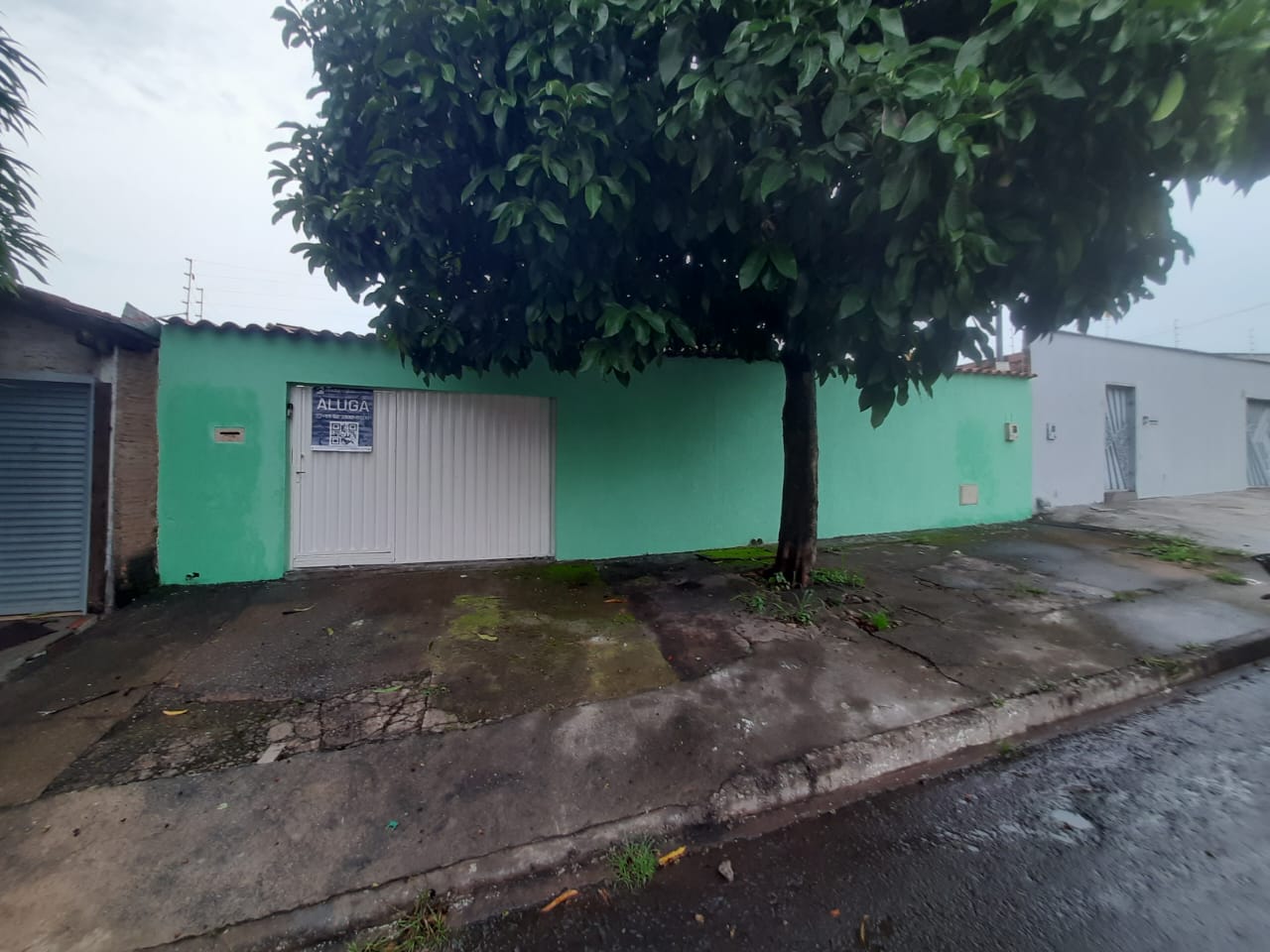 ALUGO CASA COM 3 QUARTOS SENDO UMA SUTE - RESIDENCIAL VILLAGE GARAVELO - AP. DE GOINIA.